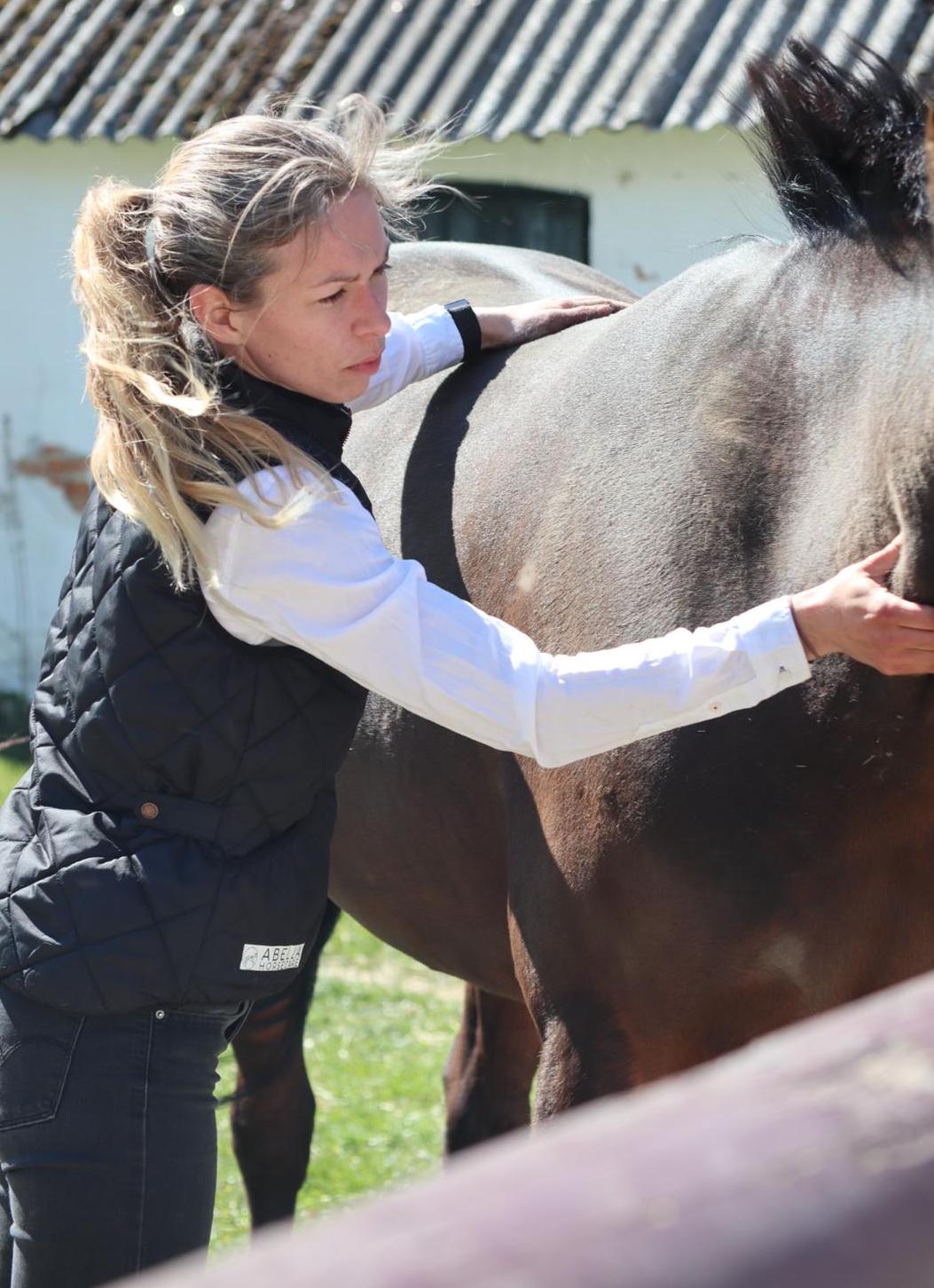 Jacqueline - Abella Horsecare - hestemassør